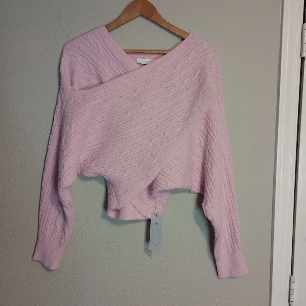 astr the label Mariana Crossover Sweater in Light Pink - Picture 2 of 10